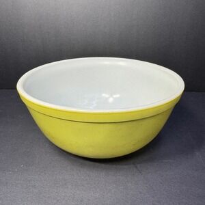 Vintage Pyrex #403 "Verde" Green Chartreuse 2.5 Quart Mixing Bowl Opal Glass USA